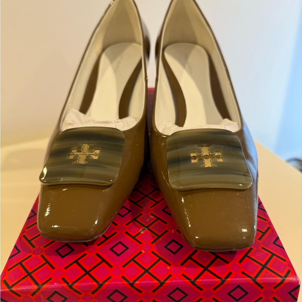 Tory Burch Georgia Wedge Size 10 in Almond Oats Patent